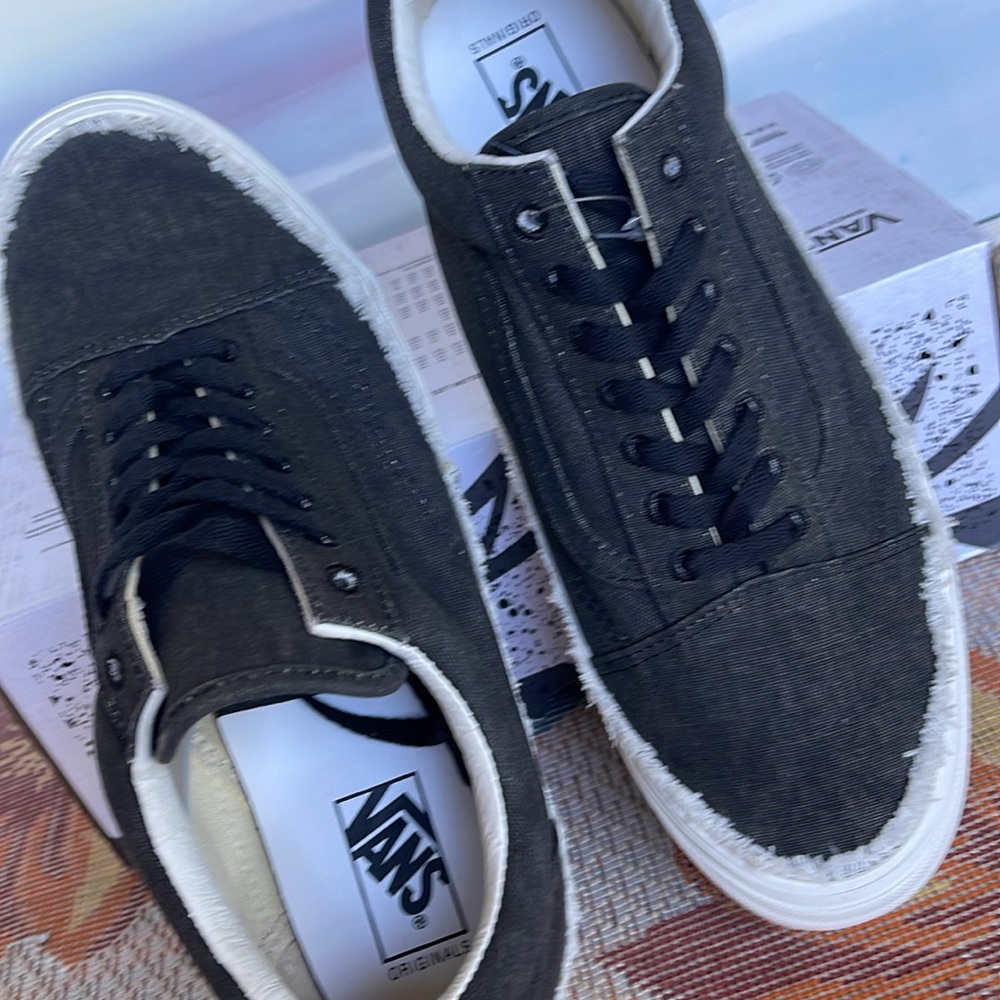 Vans Men’s 0g Old Skool Low
Raw Edge Black
VN0A5FBEBLK
Sneakers - Picture 12 of 16